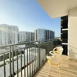 Vibrant 2Br Lake View Withpool&Gym Access 430B1