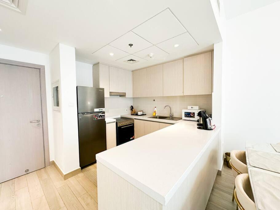 Vibrant 2br View Withpool&gym Access 430b1 Apartamento Abu Dhabi